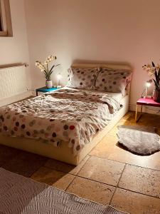 ein Schlafzimmer mit einem Bett und einem Tisch mit Blumen in der Unterkunft stayinhostel in Hamburg