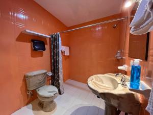 y baño con lavabo, aseo y ducha. en Casa Puerto Morelos, en Puerto Morelos