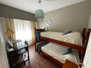 Postel nebo postele na pokoji v ubytování Departamento Parque Necochea + 6 fotografií