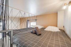 - un grand lit avec 2 oreillers dans l'établissement Le poudré Cours Fauriel magnifique appartement, à Saint-Étienne