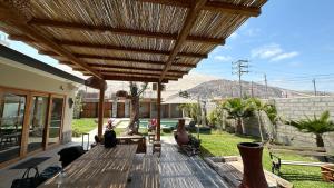 un patio con terraza de madera con techo en Acari Hotel Resort, 
