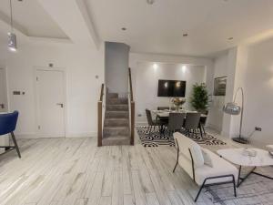 a living room with a table and a dining room at Tranquil Urban Oasis in Kensington in London