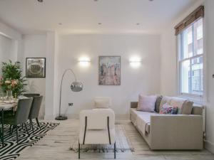a living room with a couch and a table at Tranquil Urban Oasis in Kensington in London