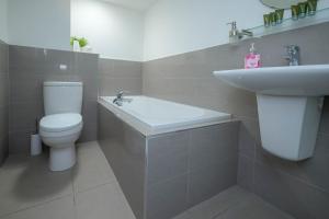 y baño con aseo y lavamanos. en Entire Apartment in Central Brockenhurst en Brockenhurst