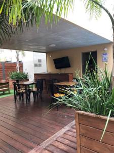 a deck with a television and a table and chairs at Casi a nuevo, moderno y bien ubicado in Montevideo