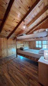 una camera con letto a castello in una cabina di Casa Lican Ray 8 Personas a Licán Ray