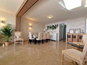 comedor y sala de estar con mesa y sillas en Lloret Paradise Apartments, en Lloret de Mar