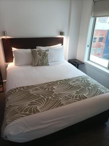 Postel nebo postele na pokoji v ubytování Alto Hotel On Bourke