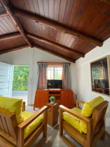 two beds with yellow pillows in a room at Lo de Lili in Colón