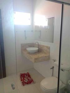 bagno con lavandino e servizi igienici di Casa de Praia Buraco da velha a Lauro de Freitas