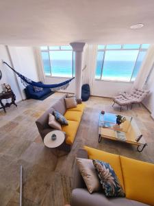 una sala de estar con una hamaca y el océano en Leme ao Pontal, en Río de Janeiro