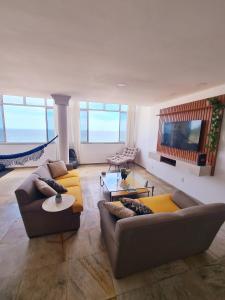 Sala de estar con 2 sofás y TV en Leme ao Pontal, en Río de Janeiro