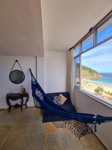 hamaca en una habitación con vistas a la playa en Leme ao Pontal, en Río de Janeiro