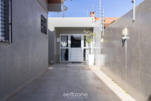 un passaggio che porta a una porta in un edificio di Studio moderno em Sta. Mônica ASK002 a Florianópolis