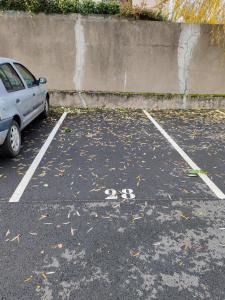 un parking avec une voiture garée à l'intérieur dans l'établissement Le studio Dunois, à Orléans