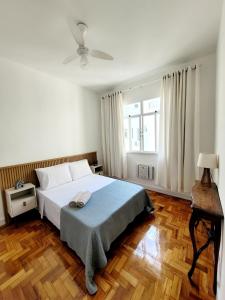 1 dormitorio con 1 cama y ventilador de techo en Leme ao Pontal, en Río de Janeiro