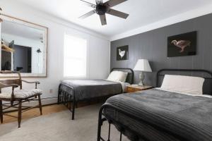 - une chambre avec 2 lits et un ventilateur de plafond dans l'établissement Cozy Modern Farmhouse 2 Bedroom Apartment, à Torrington