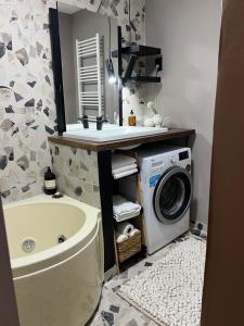 een badkamer met een wastafel en een wasmachine bij Banja Luka CITY2 in Banja Luka