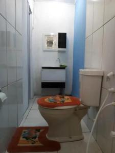 La salle de bains est pourvue de toilettes et d'un lavabo. dans l'établissement CANTINHO DA ROMILDA, à Prado