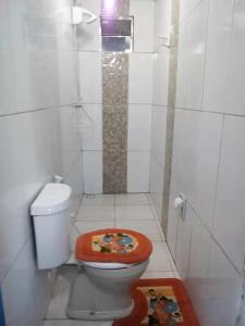 La salle de bains est pourvue de toilettes et d'un siège en bois. dans l'établissement CANTINHO DA ROMILDA, à Prado