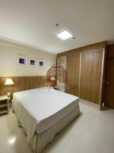 a bedroom with a large bed in a room at Piazza diRoma in Caldas Novas