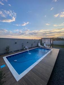 Der Swimmingpool an oder in der Nähe von Sobrado com piscina e mesa de Sinuca e Campinho