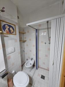 ein weißes Bad mit einem WC und einer Dusche in der Unterkunft Residence PARADISO in Roccaraso