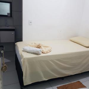 Een bed of bedden in een kamer bij Pousada Manaíra Buena Playa