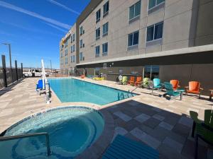 una gran piscina frente a un edificio en La Quinta Inn & Suites by Wyndham Yuma, en Yuma