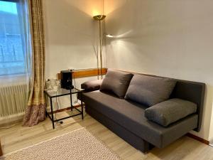ein Wohnzimmer mit einem Sofa und einem Tisch in der Unterkunft Haus Maria in Bruck an der Großglocknerstraße