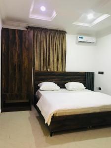 a bedroom with two beds and a window at Skenyo Hotel & Apartments in Ketti