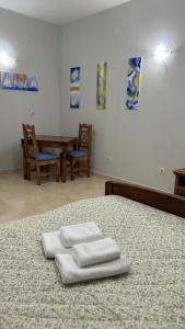 Un dormitorio con una cama con toallas blancas. en Filip Deluxe Rooms, en Kotor