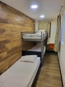 Ένα ή περισσότερα κρεβάτια σε δωμάτιο στο Rooms4Rest Bokserska - Private rooms for tourists - ATR Consulting Sp, z o,o,