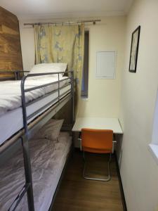Ένα ή περισσότερα κρεβάτια σε δωμάτιο στο Rooms4Rest Bokserska - Private rooms for tourists - ATR Consulting Sp, z o,o,