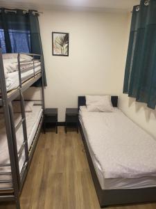 Ένα ή περισσότερα κρεβάτια σε δωμάτιο στο Rooms4Rest Bokserska - Private rooms for tourists - ATR Consulting Sp, z o,o,