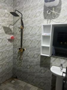 Muniz Apartments tesisinde bir banyo