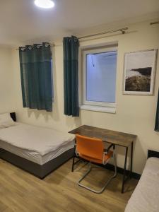 Ένα ή περισσότερα κρεβάτια σε δωμάτιο στο Rooms4Rest Bokserska - Private rooms for tourists - ATR Consulting Sp, z o,o,