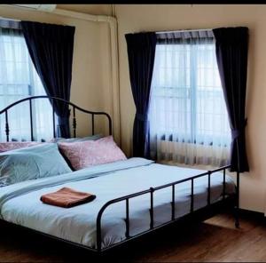 Schlafzimmer mit einem Bett mit blauen Vorhängen in der Unterkunft The Cube Sathorn Boutique Hotel เดอะ คิวบ์ สาทร บูติค โฮเทล Near BTS Surasak in Bangkok