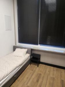 Ένα ή περισσότερα κρεβάτια σε δωμάτιο στο Rooms4Rest Bokserska - Private rooms for tourists - ATR Consulting Sp, z o,o,