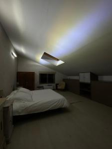 1 dormitorio con 1 cama grande y techo en Domaine de Nina, en Houdan