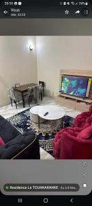TV a/nebo společenská místnost v ubytování Résidence Le TOUNKARANKE ACI 2000