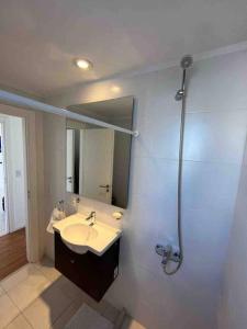 uma casa de banho com um lavatório e um espelho em Depto Disney en MDP em Mar del Plata