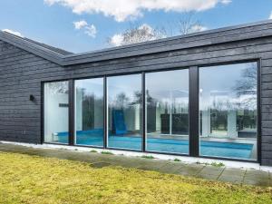 Casa con ventanas de cristal y piscina en Holiday home Glesborg XCVI, en Glesborg