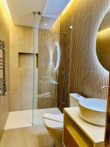 een badkamer met een douche, een toilet en een wastafel bij A casa na Estrela in Lissabon