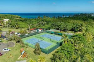 una vista aérea de una pista de tenis junto al océano en Villa Quenepa at Lakeside Villas, en Sabana
