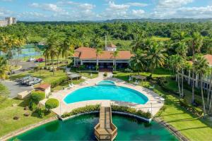 una vista aérea de un complejo con una gran piscina en Villa Quenepa at Lakeside Villas, en Sabana