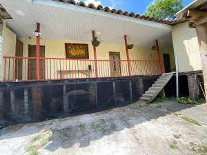 une maison avec une piscine en face de celle-ci dans l'établissement Casa De Campo Donde Se Respira Aire puro., à Marsella