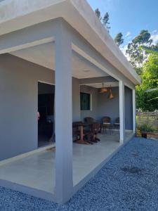 an extension of a house with a patio at Rancho Ameixeira in Paty do Alferes
