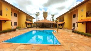 a swimming pool in the courtyard of a building at Condominio Sol Poente in Salinópolis