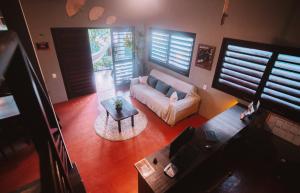 een woonkamer met een bank en een tafel bij La Serena Hostel in Pipa